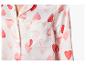 Biela pyžamová košeľa s červenými srdiečkami a náprsným vreckom.
