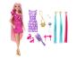 Bábika Barbie s dlhými ružovými vlasmi, v ružových šatách, s doplnkami vrátane fialových šiat, topánok a predlžovania vlasov.