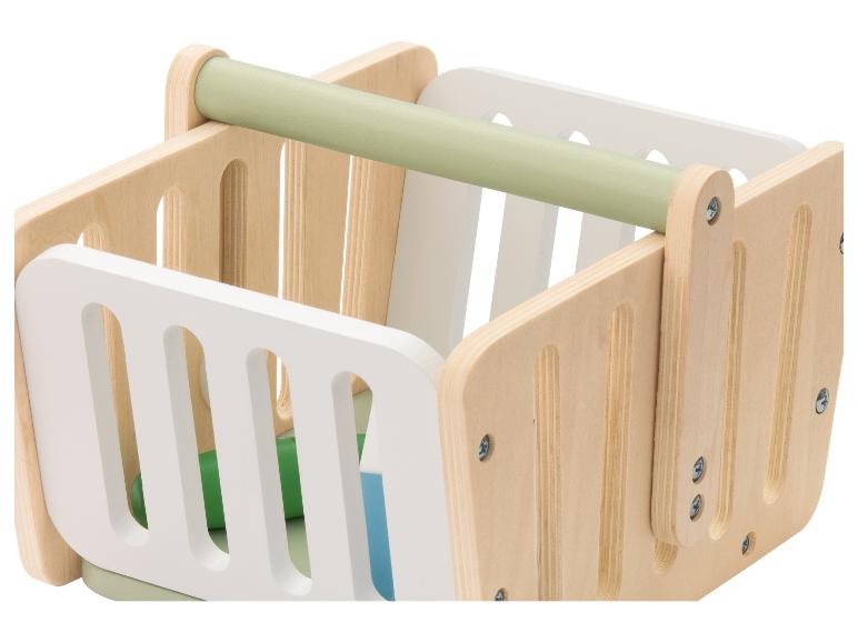 Drevený nákupný košík so zelenou rúčkou a bielymi lamelovými stranami.