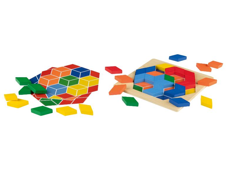 Drevená skladačka s farebnými kockami v tvare kosoštvorcov a šesťuholníkov.