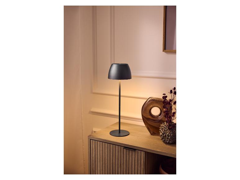 Akumulátorová stolná LED lampa LIVARNO home na drevenom príborníku.