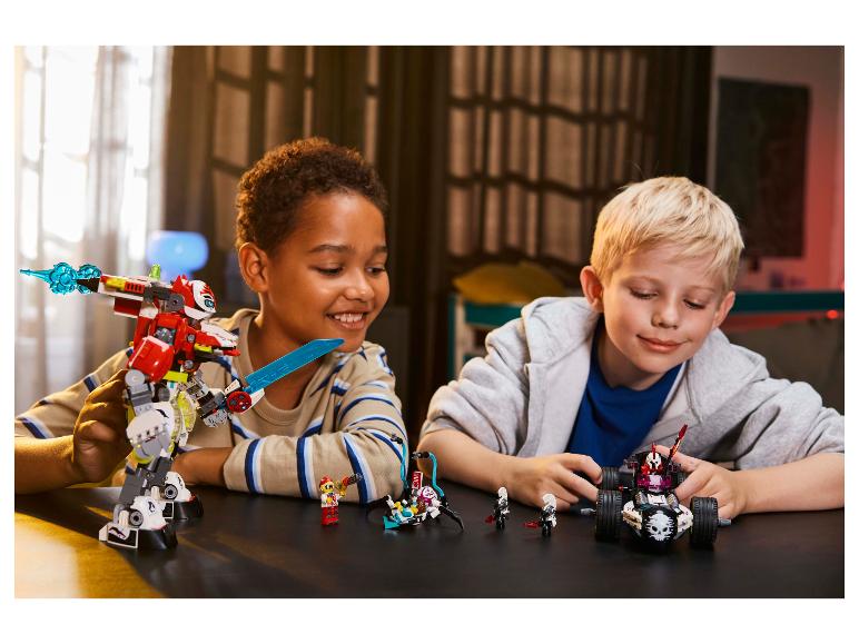 Dvaja chlapci sa hrajú so súpravami LEGO Ninjago a Hidden Side na stole.