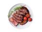 Grilovaný steak s pečenými paradajkami a rozmarínom.