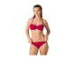 Žena v červených rebrovaných bikinách s bandeau topom a nohavičkami.