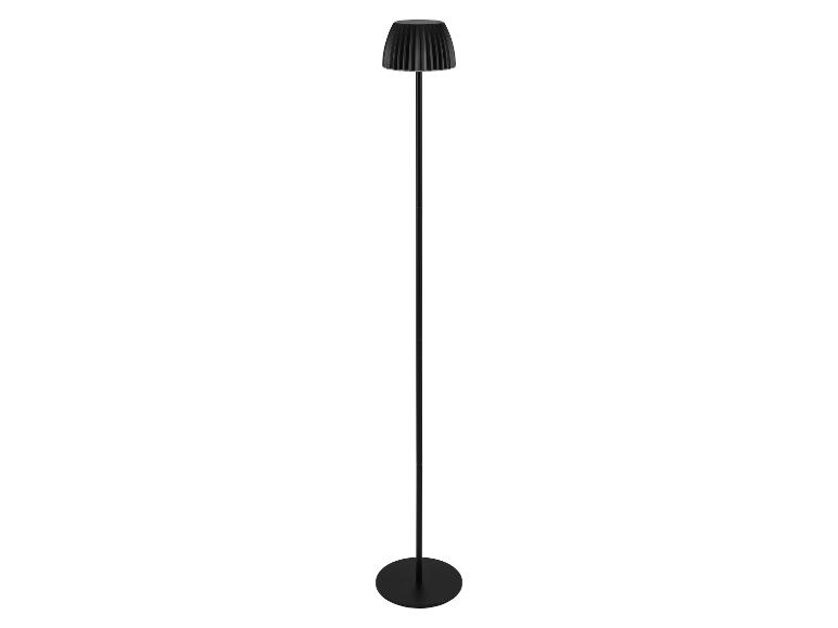 Čierna stojaca lampa s plisovaným tienidlom a okrúhlou základňou.