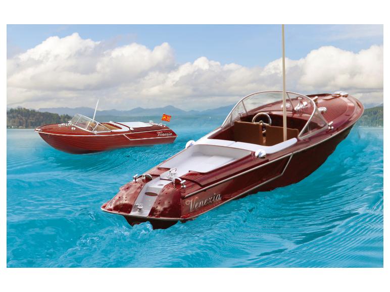 Dva červené modely člnov Venezia vo vode.