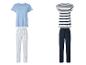 Dva pyžamové sety: svetlomodré jednofarebné tričko s pruhovanými nohavicami a tmavomodré pruhované tričko s tmavomodrými nohavicami.