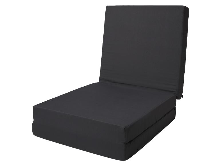 Tmavosivý skladací matrac, ktorý možno použiť ako sedadlo alebo posteľ