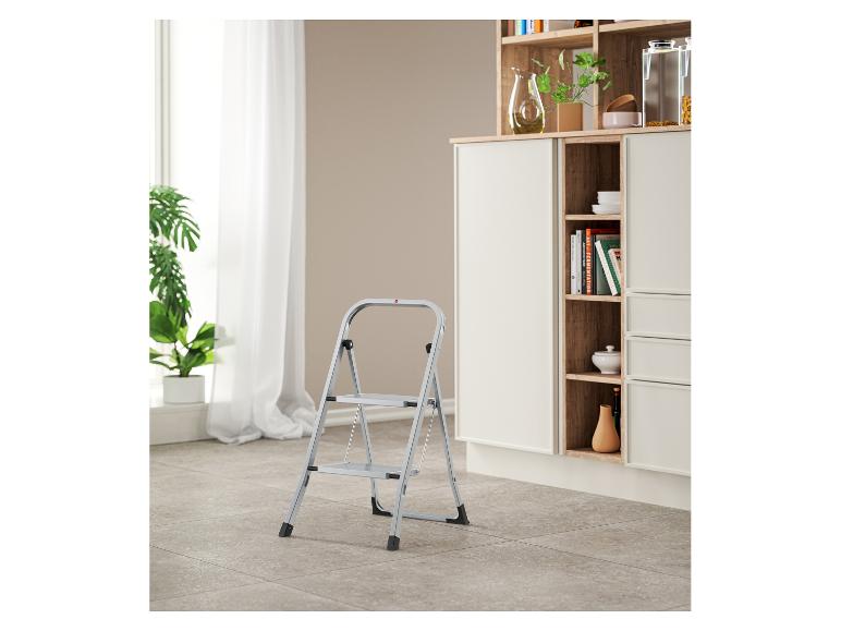 Dvojstupňový šedý rebrík v modernej kuchyni.
