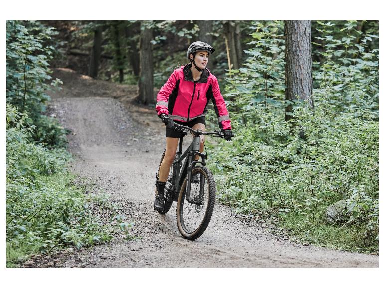Žena jazdí na horskom bicykli lesom