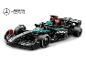 Pretekárske auto Formuly 1 Mercedes-AMG Petronas z kociek, s logami sponzorov.