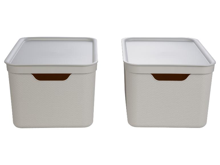 Dve biele plastové boxy s vekami.