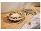 Cheesecake s čokoládovými vajíčkami, orieškami a kvetmi na drevenej doske.