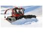 Červený snežný skúter PistenBully 600 v akcii na zasneženom poli