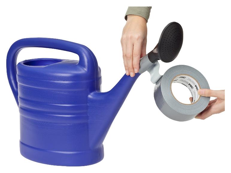 Modrá kanva na zalievanie opravovaná sivou lepiacou páskou.