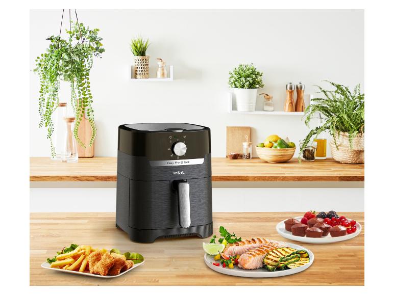 Teplovzdušná fritéza Tefal Easy Fry & Grill na kuchynskej linke s rôznymi uvarenými jedlami