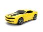 Žlté autíčko Chevrolet Camaro s čiernymi pruhmi a emblémom Autobota.
