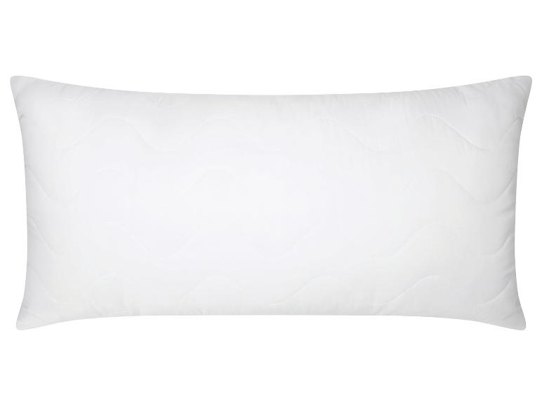 Biely obdĺžnikový vankúš s prešívaným vlnitým vzorom