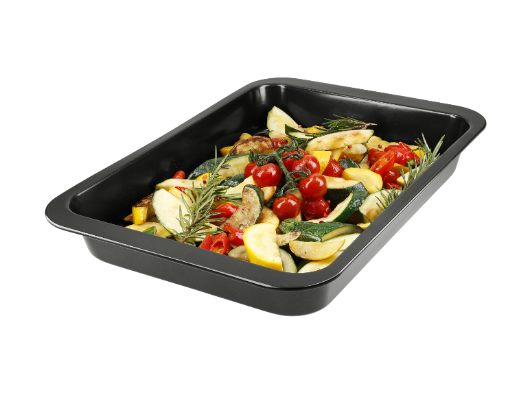 Pečená zelenina v čiernej pekáči.