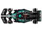 Pohľad zhora na čierny a tyrkysový model pretekárskeho auta LEGO Formula 1 s logami sponzorov.