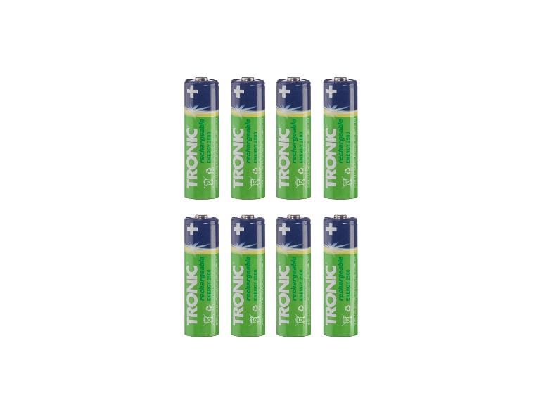 Osem zelených a modrých nabíjateľných AA batérií TRONIC, 2500 mAh, usporiadaných v dvoch radoch.