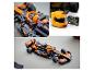 Pretekárske auto McLaren Formula 1 z kociek, s prilbou a diaľkovým ovládačom.