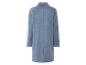Dlhý svetlomodrý kabát.