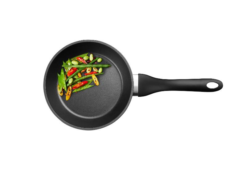 Čierna panvica s fazuľou, edamame a červenými paprikami.