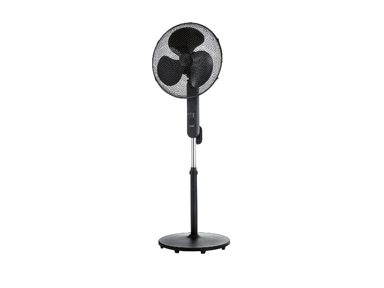 Čierny stojanový ventilátor s tromi lopatkami a okrúhlou základňou