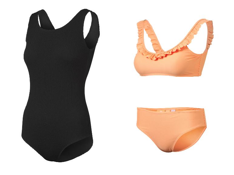 Čierne jednodielne plavky a oranžové bikiny s volánikmi