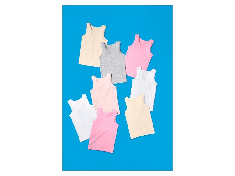 Farebné detské tielka na modrom pozadí.