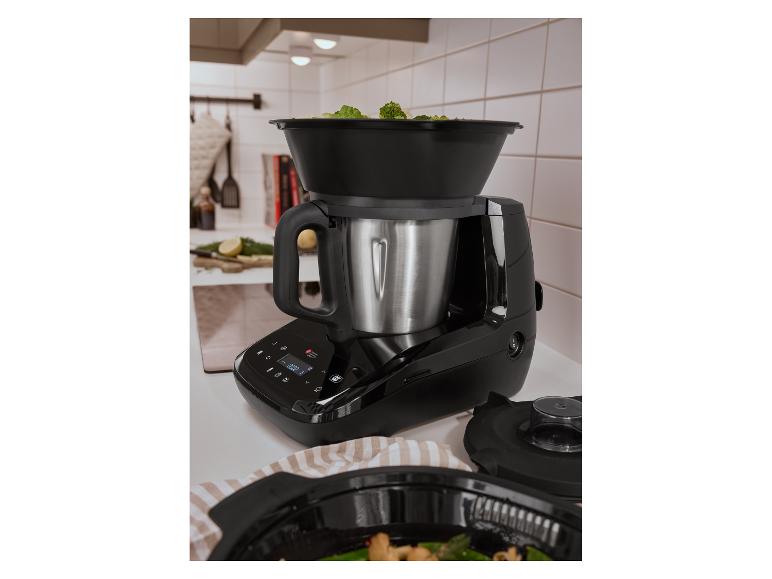 Kuchynský robot s parnou misou plnou brokolice na kuchynskej linke.