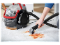 Čistenie škvŕn pomocou čističa kobercov Bissell SpotClean Pro.