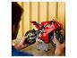 Muž drží červený motocykel Ducati Panigale V4 z konštrukčných kociek, s informačným panelom.