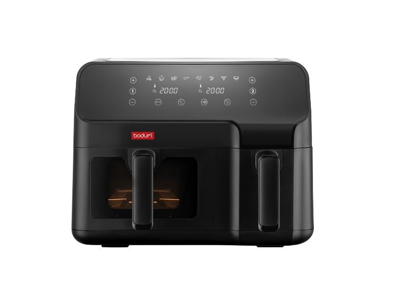Čierna teplovzdušná fritéza Bodum s dvoma košmi a digitálnym displejom.