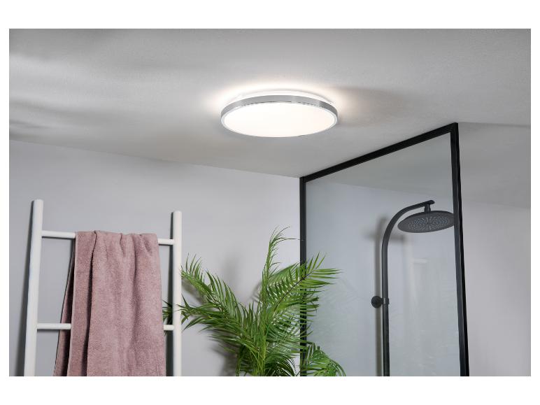 Elegantné LED stropné svetlo v modernej kúpeľni.