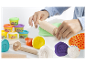 Dieťa si hrá s modelovacou hmotou Play-Doh a nástrojmi.