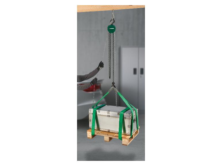 Reťazový kladkostroj PARKSIDE zdvíha krabicu na palete zelenými popruhmi.