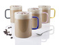 Štyri sklenené hrnčeky s cappuccinom s farebnými rukoväťami.