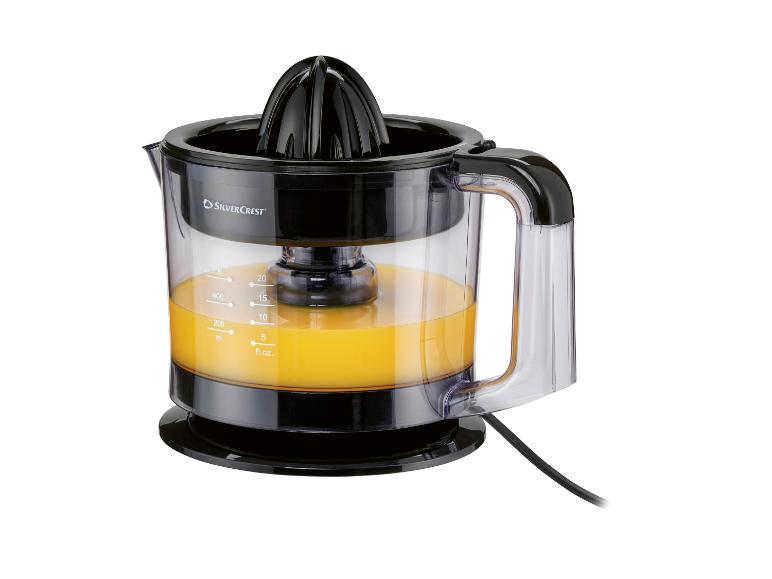 SilverCrest odšťavovač citrusov s pomarančovou šťavou v priehľadnej nádobe.