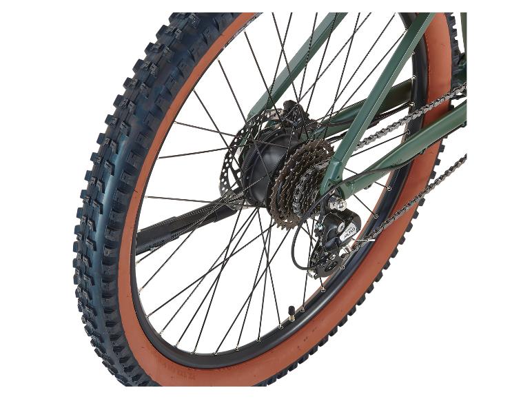 Detail zeleného bicykla s hnedými pneumatikami a prehadzovačkou Shimano Altus.