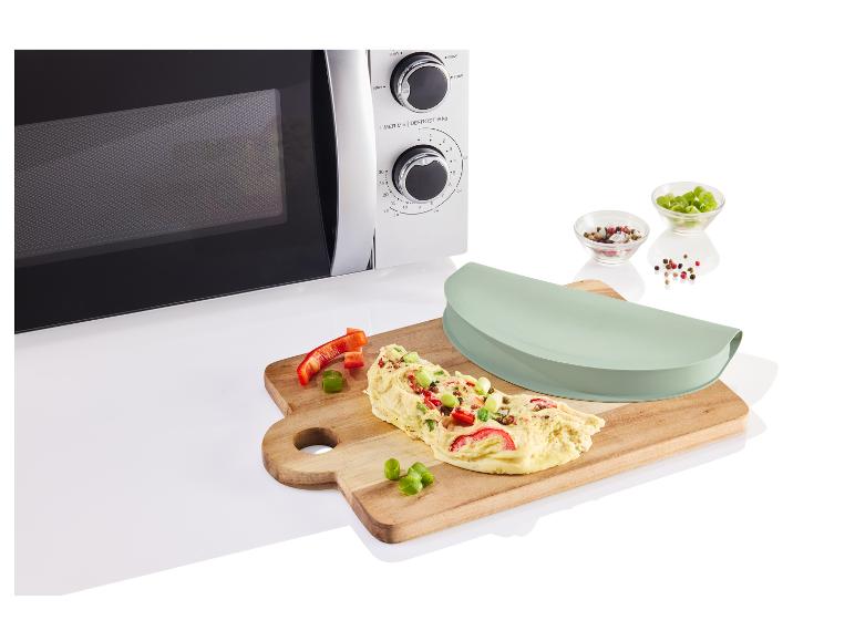 Omeleta, silikónová forma na omelet a drevená doska