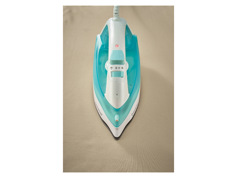 Parná žehlička SilverCrest na béžovom povrchu.