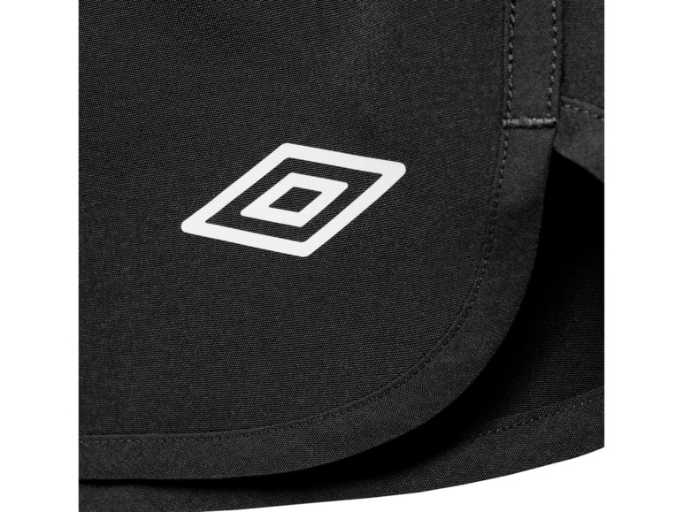 Čierne šortky s bielym logom značky Umbro.