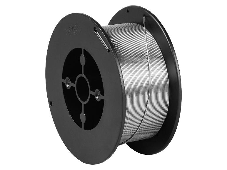 Sivá cievka zváracieho drôtu na bielom pozadí