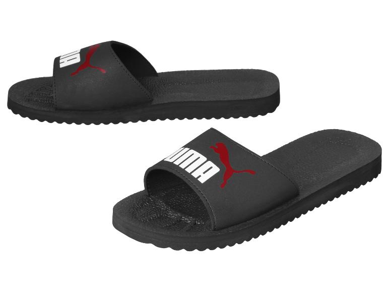 Čierne šľapky Puma s červeným logom a bielym textom.