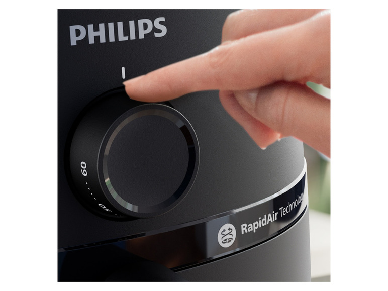 Ruka nastavuje teplotu na Philips Airfryer s technológiou RapidAir.
