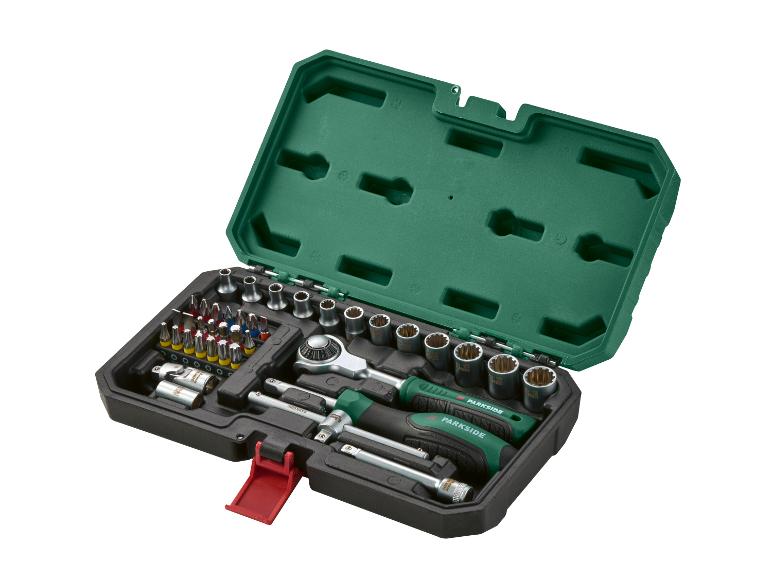 Zeleno-čierna súprava náradia s rôznymi hlavicami, bitmi a račňami, so značkou PARKSIDE.