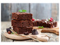 Hromady čokoládových brownies na drevenom podnose