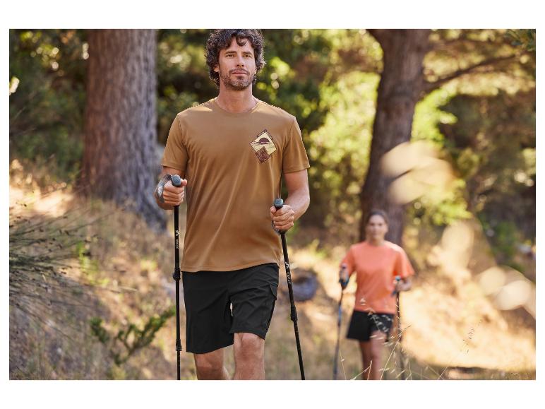 Muž a žena turistickí s trekingovými palicami Ultra Light.